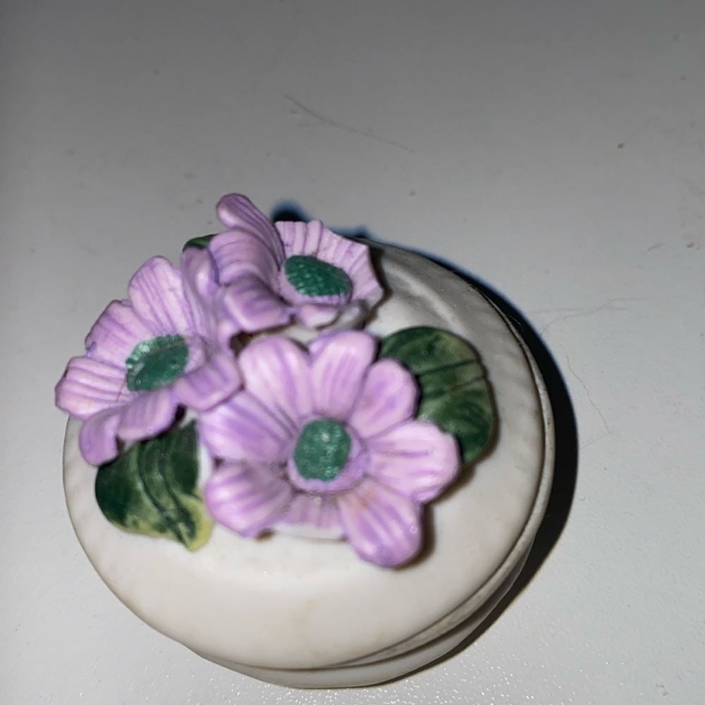 Porcelain trinket box
